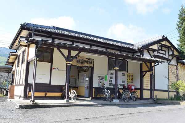 周辺で楽しむなら　採銅所駅と欅坂橋梁