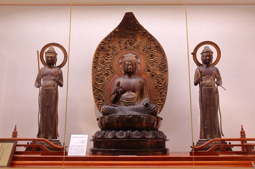 「木造釈迦如来及両脇侍像」は中央に釈迦如来、向かって左に「文殊菩薩（もんじゅぼさつ）」、右に「普賢菩薩（ふげんぼさつ）」を配している。
