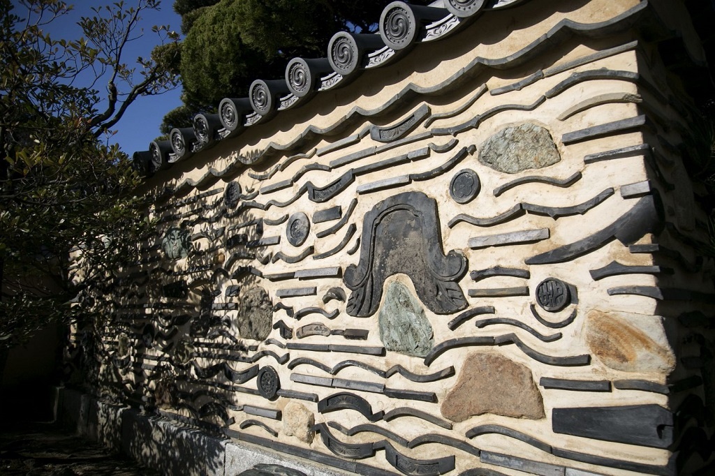 妙楽寺にある復元「博多塀」。「博多塀」は秀吉が戦火で焼けた瓦などを再利用して土塀を作らせ、博多の街の再興を促したもの。