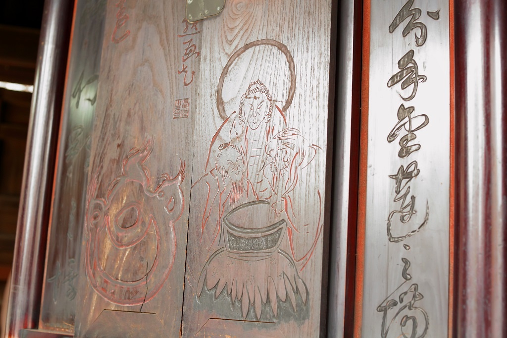 仙厓和尚の書画は地蔵菩薩の厨子扉にある。