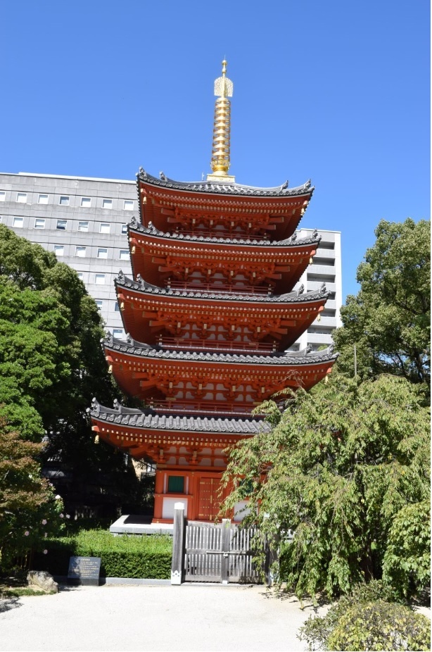 五重塔は寺の創建1200年を記念して2011年落成。高さは28ｍ。