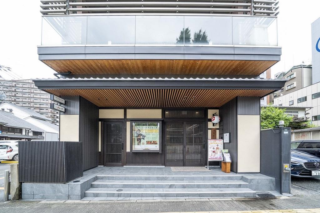 博多伝統芸能館は櫛田神社向かい、博多町家ふるさと館もすぐ近く