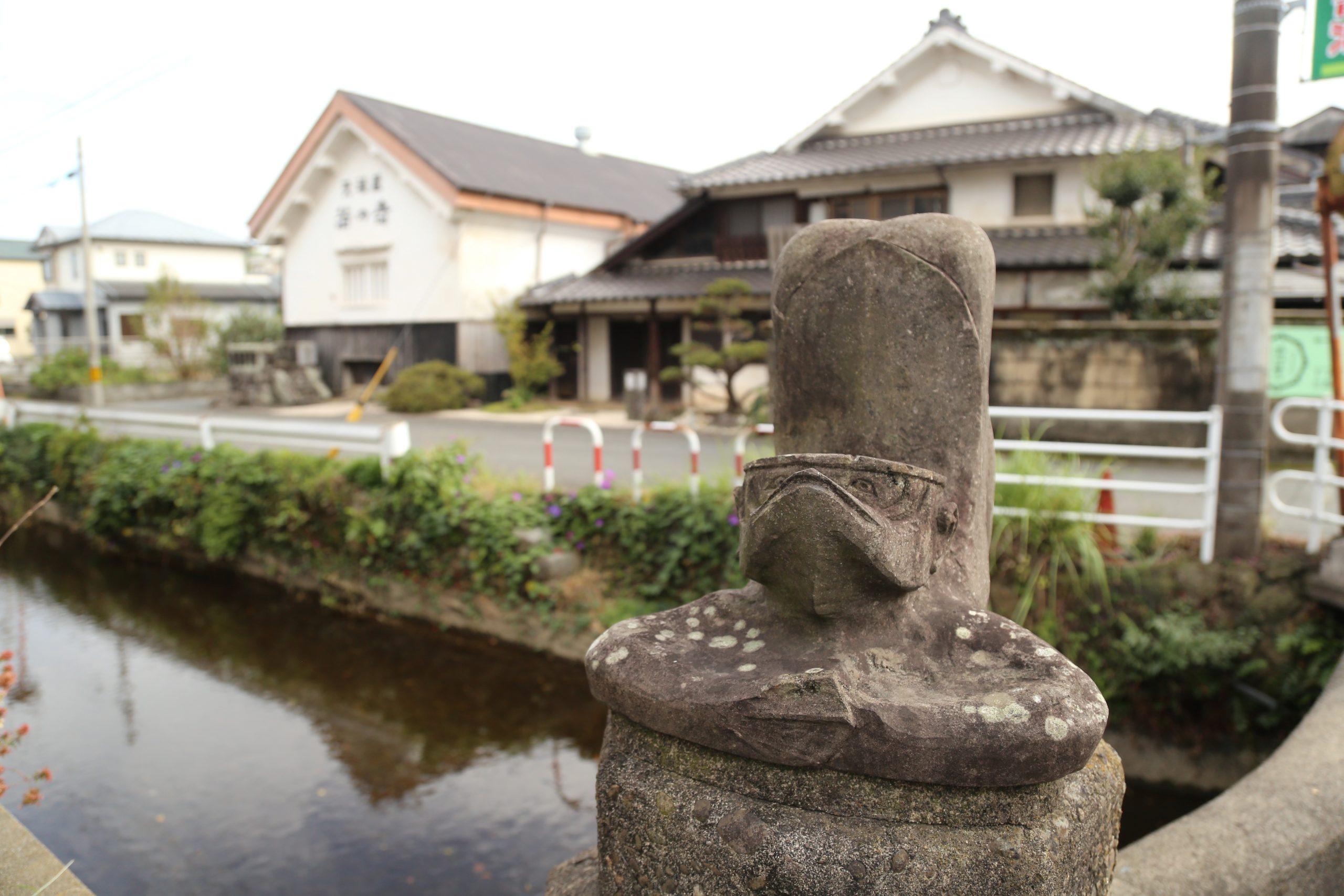 カッパがお出迎え柿の葉色づく田主丸散策のススメ